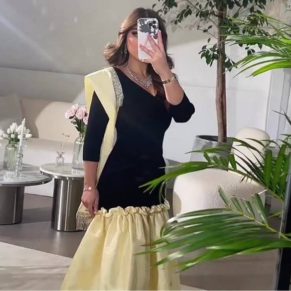 Dresses - Picture 4 of 4